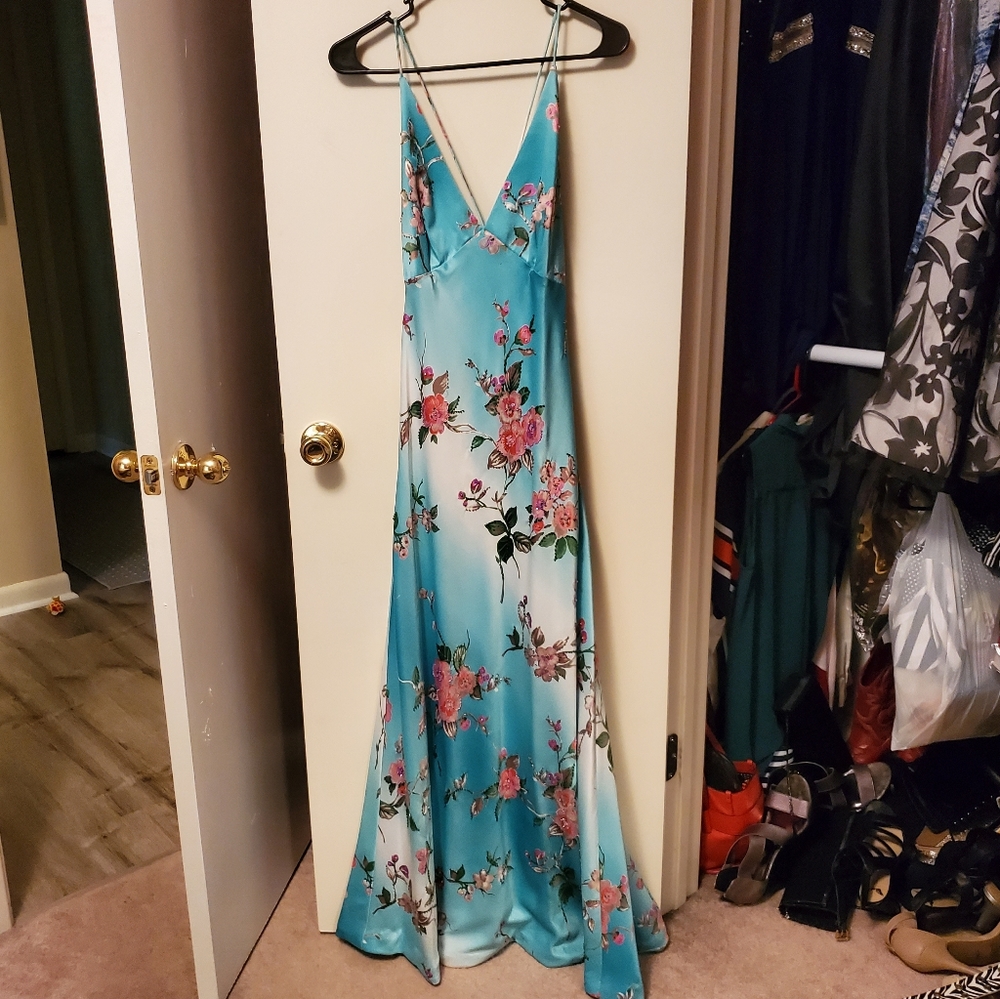 JS Boutique Size 8 blue/white flower evening gown